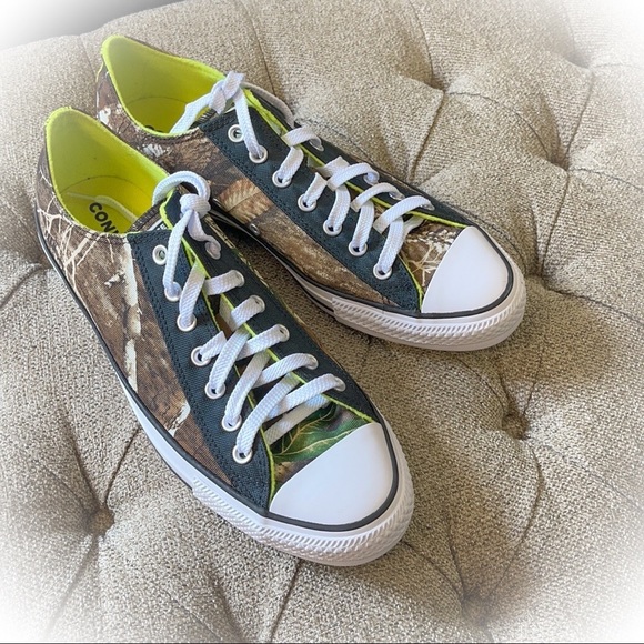 Like new camouflage converse chucks